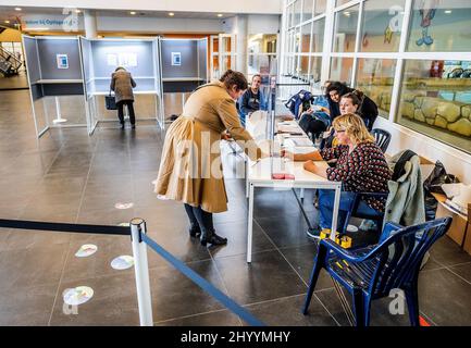 15-03-2022, Dordrecht - Mensen brengen hun STEM uit in de sportboulevard van Dordrecht tijdens de gemeenteraadsverkiezingen. Stemformulieren worden in de stembus gedaan in Dordrecht. Foto: ANP / Hollandse Hoogte / Jeffrey Groeneweg Banque D'Images