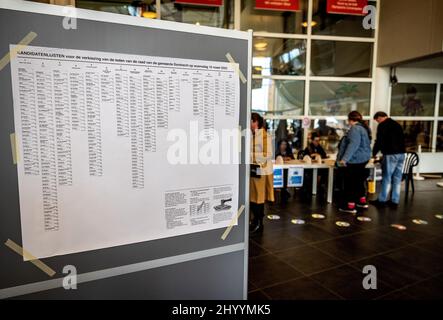 15-03-2022, Dordrecht - Mensen brengen hun STEM uit in de sportboulevard van Dordrecht tijdens de gemeenteraadsverkiezingen. Stemformulieren worden in de stembus gedaan in Dordrecht. Foto: ANP / Hollandse Hoogte / Jeffrey Groeneweg Banque D'Images