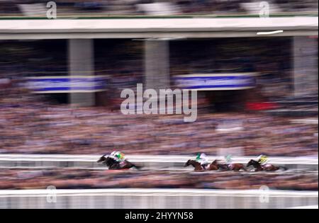 Le Brésil est crié par le jockey Mark Walsh sur le chemin de gagner l'obstacle Bootles Juvenile Handicap sur le premier jour du Cheltenham Festival à Cheltenham Racecourse. Date de la photo: Mardi 15 mars 2022. Banque D'Images