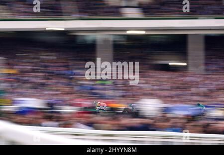 Le Brésil est crié par le jockey Mark Walsh sur le chemin de gagner l'obstacle Bootles Juvenile Handicap sur le premier jour du Cheltenham Festival à Cheltenham Racecourse. Date de la photo: Mardi 15 mars 2022. Banque D'Images