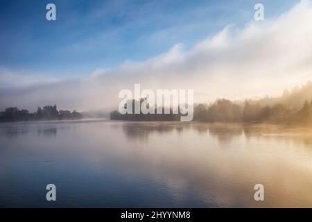 Paysage avec une rivière dans le matin brumeux. Rivière Vah près du village de Strecno, Slovaquie, Europe. Banque D'Images