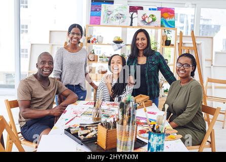 Ce cours d'art était plus amusant que ce que nous pensions. Photo rognée d'un groupe de personnes assistant à un cours d'art. Banque D'Images