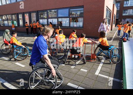 Sportkoepel NOC NSF en de gemeente Den Haag onthullen in de Haagse Schilderswijk een muurschildering met 10 Nederlandse sporthelden van de Olympiche en Paralymclische Spelen van Tokio en Beijing. Hiermee willen ze jongeren inspiraten het beste uit zichzelf te halen. Den Haag est en 2022 sporthoofdstad van Europa. Ook is er een programma voor kinderen, waaronder cliniques a rencontré TeamNL-porteurs. Banque D'Images