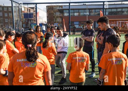 Sportkoepel NOC NSF en de gemeente Den Haag onthullen in de Haagse Schilderswijk een muurschildering met 10 Nederlandse sporthelden van de Olympiche en Paralymclische Spelen van Tokio en Beijing. Hiermee willen ze jongeren inspiraten het beste uit zichzelf te halen. Den Haag est en 2022 sporthoofdstad van Europa. Ook is er een programma voor kinderen, waaronder cliniques a rencontré TeamNL-porteurs. Banque D'Images