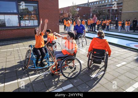 Sportkoepel NOC NSF en de gemeente Den Haag onthullen in de Haagse Schilderswijk een muurschildering met 10 Nederlandse sporthelden van de Olympiche en Paralymclische Spelen van Tokio en Beijing. Hiermee willen ze jongeren inspiraten het beste uit zichzelf te halen. Den Haag est en 2022 sporthoofdstad van Europa. Ook is er een programma voor kinderen, waaronder cliniques a rencontré TeamNL-porteurs. Banque D'Images