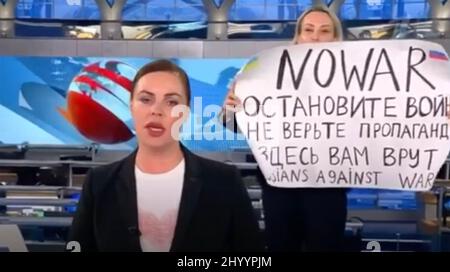 MARINA OCSYANNIKOVA, rédactrice en chef de la chaîne de télévision russe Channel One, proteste contre la guerre en Ukraine lors d'un programme d'information dans la soirée du 14 mars 2022. Il se vlit 'pas de guerre. Arrêtez la guerre, ne croyez pas la propagande. Ils vous mentent ici, les Russes contre la guerre' Banque D'Images