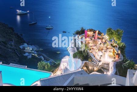Restaurant terrasse sur l'océan de nuit. Maison de luxe et concept. Banque D'Images