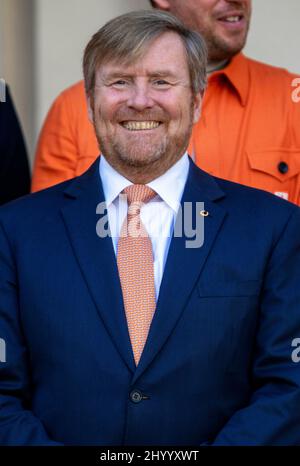 La Haye, Niederlande. 15th mars 2022. Le roi Willem-Alexander des pays-Bas au Palais Noordeinde de la Haye, le 15 mars 2022, pour recevoir les médaillés des Jeux paralympiques d'hiver de 2022 crédit: Albert Nieboer/pays-Bas OUT/point de vue OUT/dpa/Alamy Live News Banque D'Images