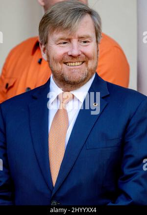 La Haye, Niederlande. 15th mars 2022. Le roi Willem-Alexander des pays-Bas au Palais Noordeinde de la Haye, le 15 mars 2022, pour recevoir les médaillés des Jeux paralympiques d'hiver de 2022 crédit: Albert Nieboer/pays-Bas OUT/point de vue OUT/dpa/Alamy Live News Banque D'Images