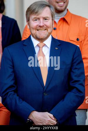 La Haye, Niederlande. 15th mars 2022. Le roi Willem-Alexander des pays-Bas au Palais Noordeinde de la Haye, le 15 mars 2022, pour recevoir les médaillés des Jeux paralympiques d'hiver de 2022 crédit: Albert Nieboer/pays-Bas OUT/point de vue OUT/dpa/Alamy Live News Banque D'Images