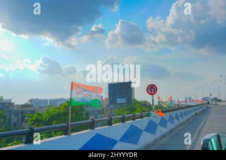 Image floue de Kolkata, Bengale-Occidental, Inde. Kolkata Cityscape , drapeaux du Congrès Trinamool agitant dans l'air sur le survol de Maa, Kolkata. Trinamool Congrès p Banque D'Images