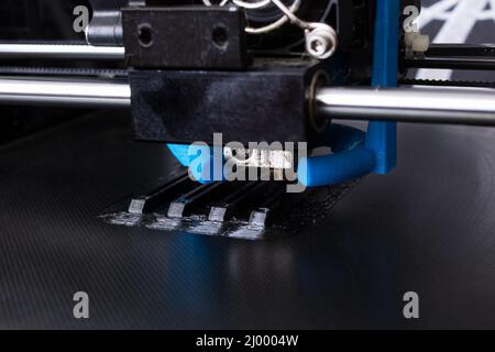 l'imprimante 3d imprime des pièces en plastique de près Banque D'Images