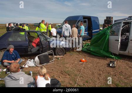 Police affrontant des ravers, rave illégale, Dale Airfield, mai 2010, Pembrokeshire, Pays de Galles, Royaume-Uni, Europe Banque D'Images