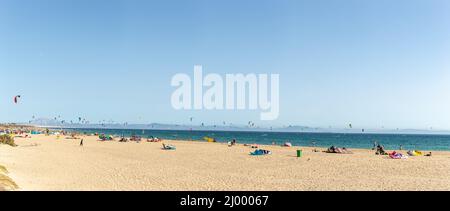 Magnifique panorama de centaines de personnes pratiquant le kitesurf sur la célèbre plage Punta Paloma , à Tarifa - Costa de la Luz - Espagne. Banque D'Images