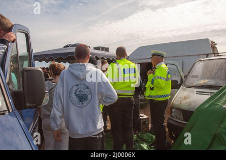 Police affrontant des ravers, rave illégale, Dale Airfield, mai 2010, Pembrokeshire, Pays de Galles, Royaume-Uni, Europe Banque D'Images