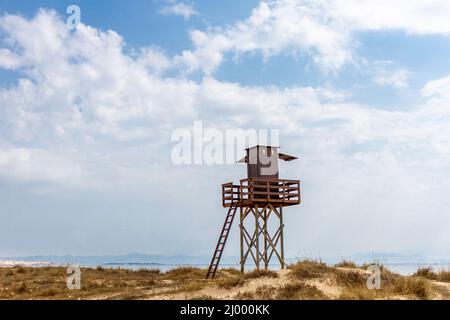 Paysage de poste de sauveteur isolé, plage de Tarifa. Dunes de sable et environnement typique pour le sud de l'Espagne. B Banque D'Images