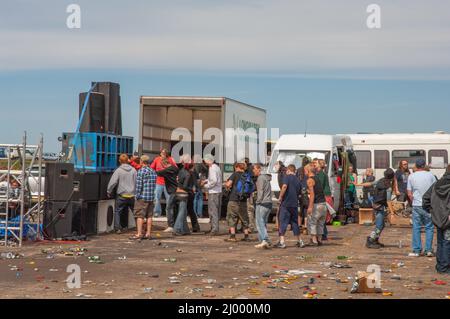 Rave illégale, scène sonore et danseurs, Dale Airfield, mai 2010, Pembrokeshire, pays de Galles, Royaume-Uni, Europe Banque D'Images