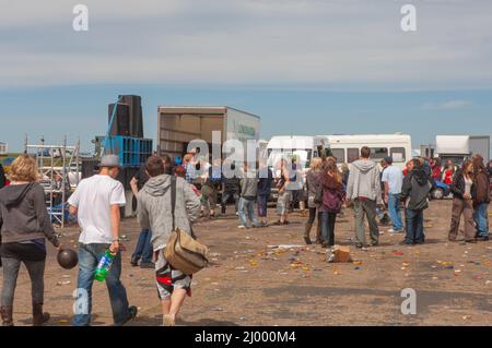 Rave illégale, scène sonore et danseurs, Dale Airfield, mai 2010, Pembrokeshire, pays de Galles, Royaume-Uni, Europe Banque D'Images