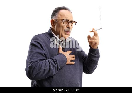 Homme mature fumant et toussant isolé sur fond blanc Banque D'Images