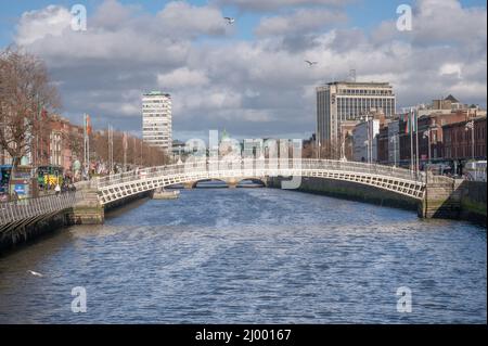 Dublin - Die Ha’penny Bridge ist eine 43 m lange, knapp 3,7 m breite Fußgängerbrücke aus dem Jahr 1816, die im Zentrum der irischen Hauptstadt Banque D'Images