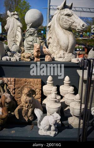 Décorations de pelouse en ciment à la ferme de Green Village. Grande tête de cheval, Budha, écureuils, dans ce cliché lumineux de la lumière du jour. Banque D'Images