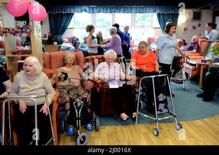 Les résidents des foyers de soins dansant avec le personnel et les amis de CARE Home Britain 2015 Banque D'Images