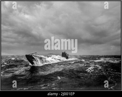 WW1 U-boat de la marine allemande UB 148 en mer dans des conditions difficiles à la surface après la cession aux États-Unis SM UB-148 était un sous-marin de type allemand UB III ou U-boat construit pour la marine impériale allemande (allemand : Kaiserliche Marine) pendant la première Guerre mondiale, elle a été mise en service dans la Marine impériale allemande le 19 septembre 1918 sous la forme UB-148. UB-148 a été cédé aux États-Unis conformément aux exigences de l'armistice avec l'Allemagne le 1 décembre 1918 et a plus tard coulé comme cible par l'USS Sicard Banque D'Images