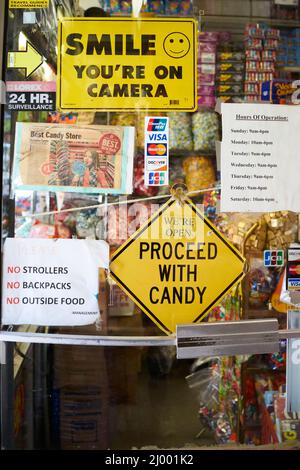 Economy Candy est sur le Lower East Side depuis 1937 cette boutique stocke tous les types de bonbons, de noix et de fruits secs du sol au plafond. Banque D'Images