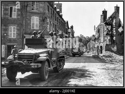 WW2 avance américaine en France après l'invasion du jour J Armée américaine M3A1 porte-troupes blindés semi-tractés 8th Bataillon américain 4th Division de chars dans une rue libérée de l'Allemagne nazie Avranches, France le 31 juillet 1944 Banque D'Images