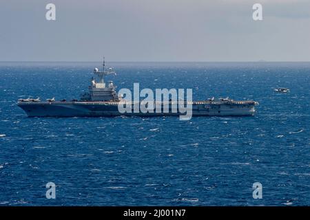 Mer Ionienne, Grèce. 11 mars 2022. Un avion Hawkeye E-2D de la Marine américaine, attaché aux Seahawks de l'escadron 126 de commandement et de contrôle aéroporté, s'approche du pont de vol du porte-avions français FS Charles de Gaulle, le 11 mars 2022 dans la mer Ionienne. Les États-Unis et l'OTAN ont accru leurs opérations militaires dans la région à la suite de l'invasion de l'Ukraine par la Russie. Crédit : MC3 Bela Chambers/États-Unis Navy/Alamy Live News Banque D'Images