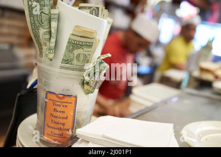 Un pot de pourboires au Katz's Deli, célèbre dans le monde entier, situé dans la partie inférieure est de Manhattan, New York, États-Unis Banque D'Images