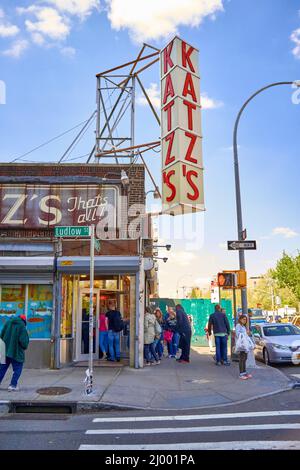 Katz's Deli, célèbre dans le monde entier, situé dans la partie inférieure est de Manhattan, New York, États-Unis. Extérieur du restaurant avec des personnes à l'entrée. Banque D'Images