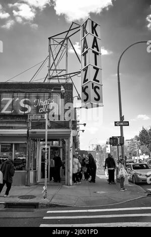 Katz's Deli, célèbre dans le monde entier, situé dans la partie inférieure est de Manhattan, New York, États-Unis. Extérieur du restaurant avec des personnes à l'entrée. Banque D'Images