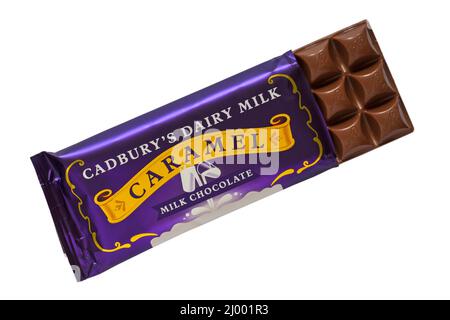 Bar de lait Cadbury's Dairy Milk Bar de chocolat au lait au caramel provenant de la boîte de la collection Cadbury's Dairy Milk Classic isolée sur fond blanc Banque D'Images