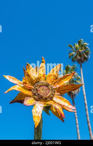 Sculpture polychrome de tournesol sur la rue d'Etat comme une reconnaissance d'une exposition Van Gogh au Musée d'Art de Santa Barbara il est également à un moment de t Banque D'Images