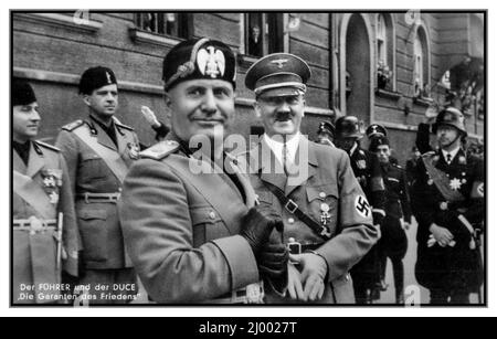 Propagande du Reich allemand nazi 1941 Italie-Allemagne, Adolf Hitler et Benito Mussolini, Führer & Duce 'les garants de la paix' propagande Post Card Allemagne nazie Waffen SS Himmler en arrière-plan Allemagne nazie Banque D'Images