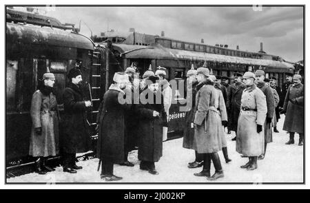 Traité de Brest-Litovsk, janvier 1918. Les officiers du personnel du maréchal von Hindenburg Allemagne rencontrent la délégation de la Russie soviétique. Lev Kamenev étant en premier plan Lev Borisovich Kamenev 1883 – 1936) était un révolutionnaire bolchevique et un politicien soviétique éminent. Banque D'Images