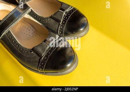 Nouveau cuir étudiant chaussures isolées, préparer pour le concept de retour à l'école Banque D'Images