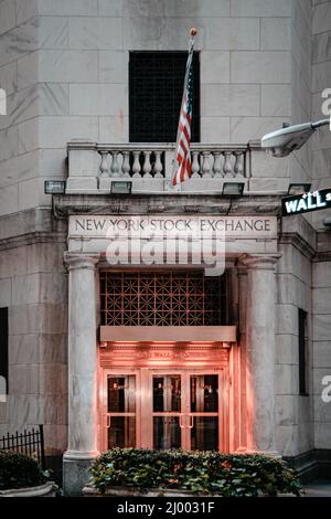 New York, États-Unis. 08 mai : l'entrée latérale de la Bourse de New York et un panneau de rue de Wall Street à New York. Banque D'Images