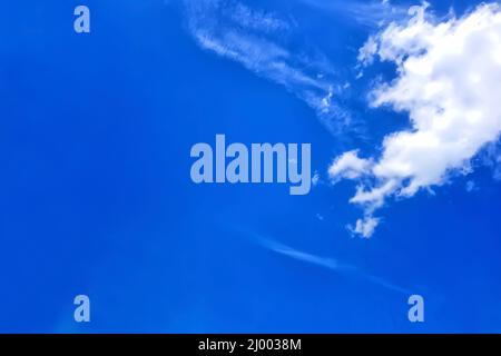 Ciel paisible au-dessus. De magnifiques nuages de lumière blanche dans le ciel bleu Banque D'Images