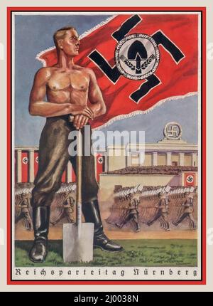RAD Vintage Nazis Propaganda Poster Card 1938 'Nuremberg Party Rally' (Reichsparteitag Nürnberg). Affiche montrant un membre du Reichsarbeitsdienst (RAD, Service allemand du travail), l'emblème de la croix et de la pelle de la RAD, et le rallye de Nuremberg derrière; propagande du Parti nazi (NSDAP) Banque D'Images