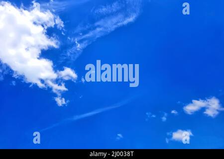 Ciel paisible au-dessus. De magnifiques nuages de lumière blanche dans le ciel bleu Banque D'Images