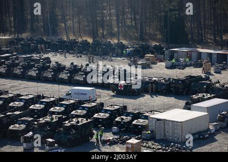 Zone de formation de Grafenwoehr, Allemagne. 09 mars 2022. Soldats américains du 64th Armour Regiment, 1st Armored Brigade combat Team, 3rd Infantry Division, effectuer des vérifications et des services d'entretien préventif sur l'équipement, 9 mars 2022 dans la zone d'entraînement de Grafenwoehr, Allemagne. L'armée américaine déplace toute une brigade blindée de stocks prépositionnés à Grafenwoehr alors que l'OTAN renforce la sécurité après l'invasion de l'Ukraine par la Russie. Crédit: PFC. Destinee Rodriguez/Armée des États-Unis/Alamy Live News Banque D'Images