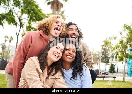 Des amis heureux de diverses cultures et races prenant des photos de visages drôles - jeunes, génération millénaire et concept d'amitié Banque D'Images