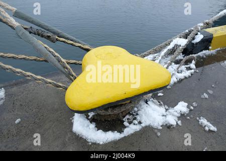 plaque d'acier de cargaison déchargeant du navire se trouvant sur la remorque de camion de niveau à niveau, l'expédition d'exportation et d'importation dans le cadre du système logistique Banque D'Images