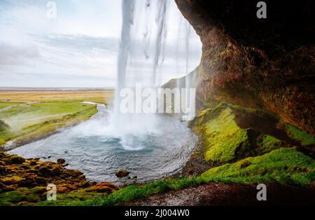 Vue parfaite de la célèbre cascade de Seljalandsfoss puissant dans la lumière du soleil. Scène magnifique et spectaculaire. Attraction touristique populaire. Emplacement Placez l'Islande, Banque D'Images