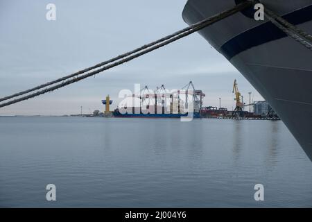 plaque d'acier de cargaison déchargeant du navire se trouvant sur la remorque de camion de niveau à niveau, l'expédition d'exportation et d'importation dans le cadre du système logistique Banque D'Images