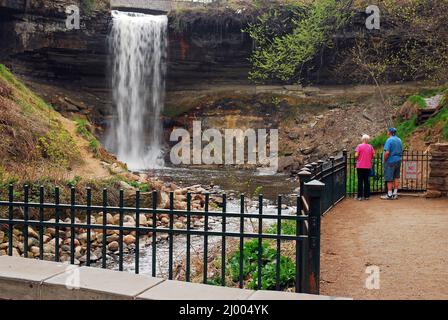 Un couple âgé a vue sur les chutes Minnehaha à Minneapolis, Minnesota Banque D'Images