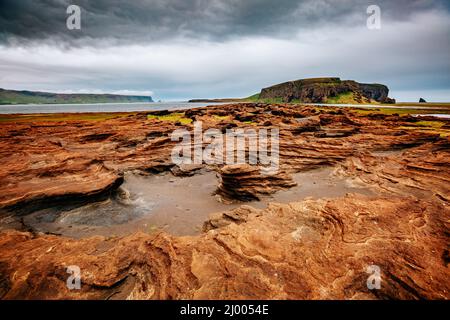 Sable rouge avec rock par magma formé par le vent. Attraction touristique populaire. Rare et magnifique scène. Emplacement Placez Sudurland, cap Dyrholaey côte de Banque D'Images