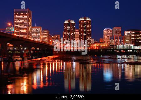 L'horizon de Richmond, en Virginie, se reflète dans la rivière James Banque D'Images